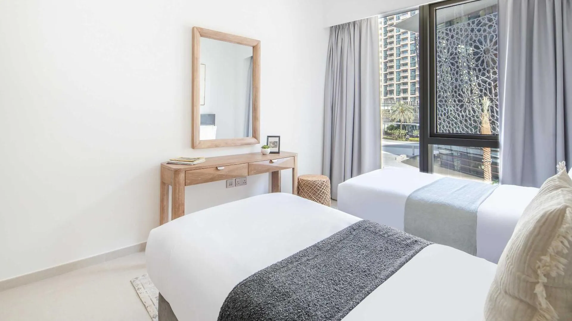 Frank Porter - Grande Signature Dubai 0*,  United Arab Emirates