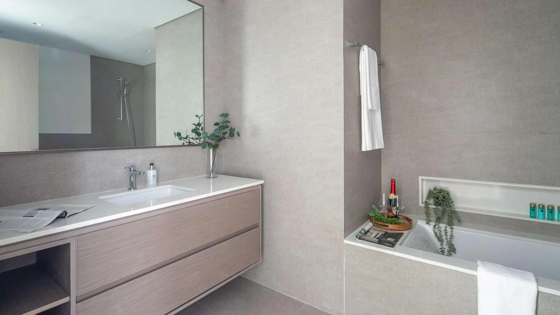 Frank Porter - Grande Signature Dubai Apartment