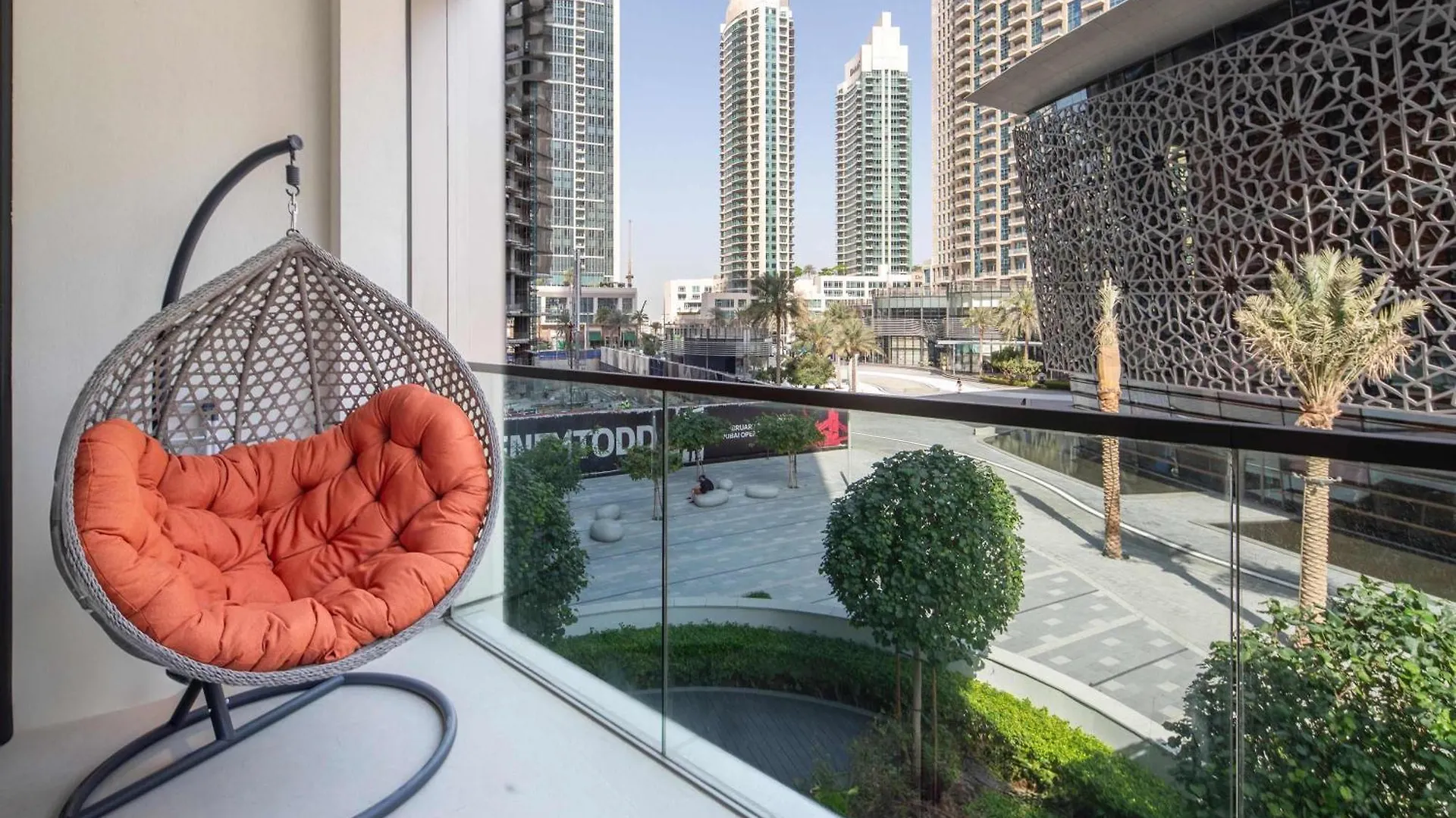 Frank Porter - Grande Signature Dubai 0*,